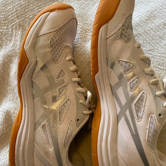 GU ASICS shoes. White w silver accent. Size 10 - Picture 3 of 4